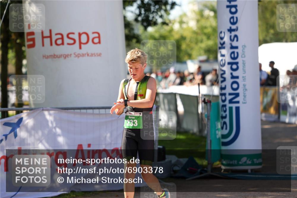 01.09.2024 - 17. Tribühne Triathlon Michael Strokosch http://msf.ph/oto/6903378 01.09.2024 11:03:30 Ziel 233 meine-sportfotos.de