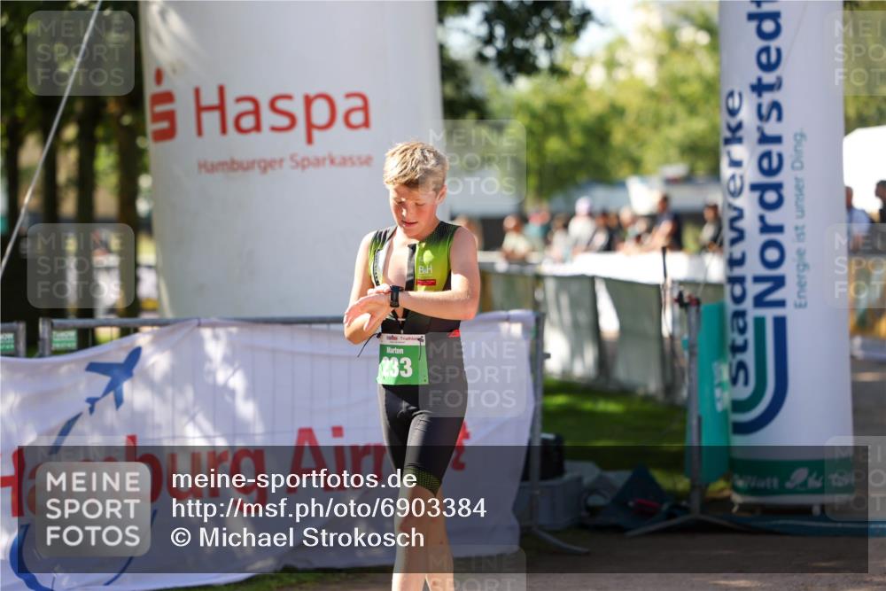 01.09.2024 - 17. Tribühne Triathlon Michael Strokosch http://msf.ph/oto/6903384 01.09.2024 11:03:30 Ziel 233 meine-sportfotos.de