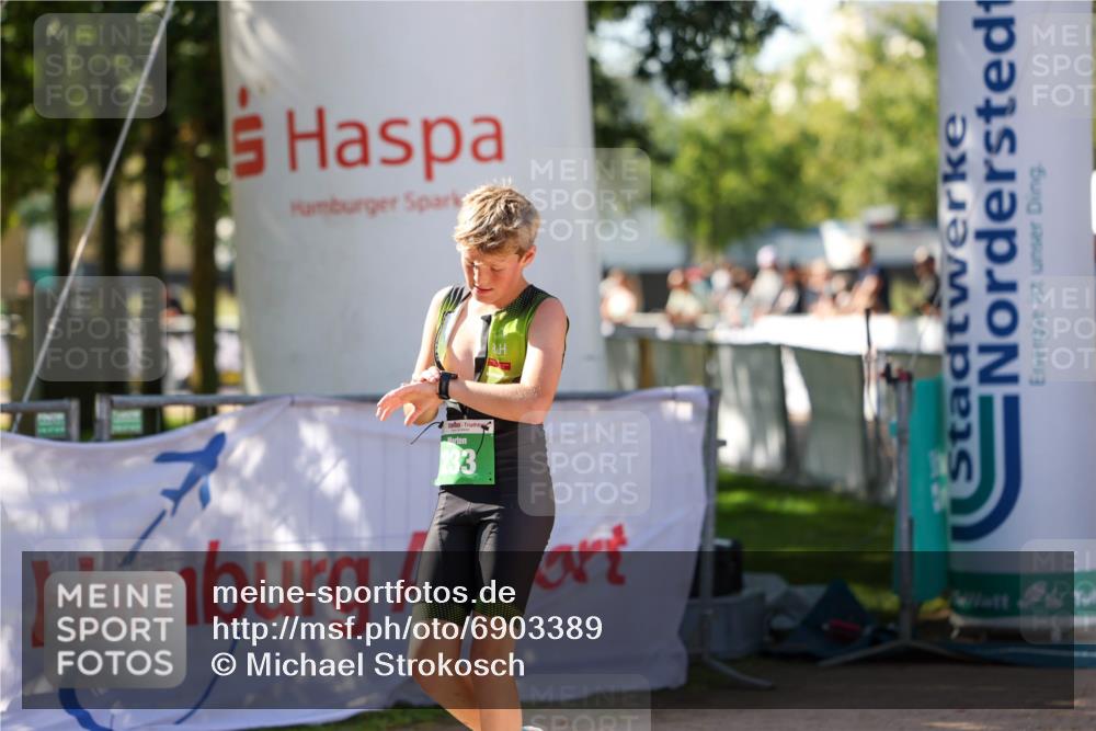 01.09.2024 - 17. Tribühne Triathlon Michael Strokosch http://msf.ph/oto/6903389 01.09.2024 11:03:31 Ziel 233 meine-sportfotos.de
