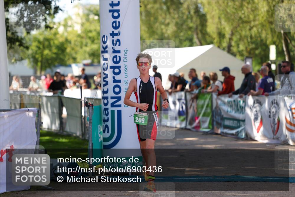 01.09.2024 - 17. Tribühne Triathlon Michael Strokosch http://msf.ph/oto/6903436 01.09.2024 11:03:43 Ziel 209, 213, 245 meine-sportfotos.de