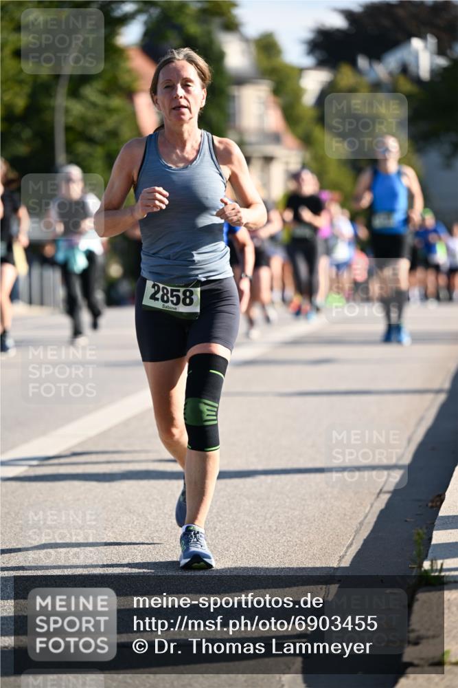 01.09.2024 - BARMER Alsterlauf Dr. Thomas Lammeyer http://msf.ph/oto/6903455 01.09.2024 09:39:55 Laufen 2858 meine-sportfotos.de