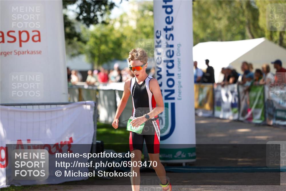 01.09.2024 - 17. Tribühne Triathlon Michael Strokosch http://msf.ph/oto/6903470 01.09.2024 11:03:45 Ziel 209, 213, 245, 275 meine-sportfotos.de