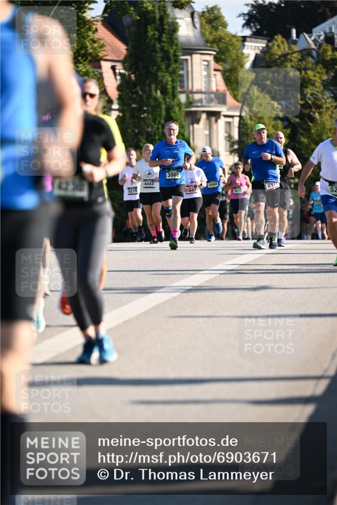 01.09.2024 - BARMER Alsterlauf Dr. Thomas Lammeyer http://msf.ph/oto/6903671 01.09.2024 09:40:01 Laufen 5219, 4443, 3985, 71, 4466, 647, 2970, 1015, 52 meine-sportfotos.de
