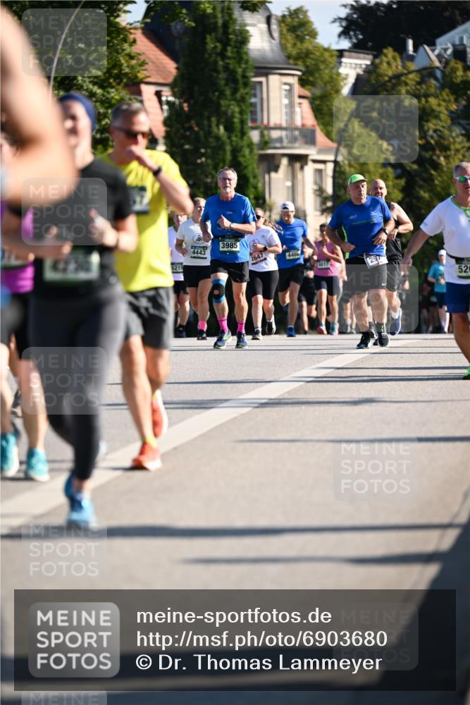 01.09.2024 - BARMER Alsterlauf Dr. Thomas Lammeyer http://msf.ph/oto/6903680 01.09.2024 09:40:01 Laufen 4443, 3985, 5219, 2647, 4466, 297, 52 meine-sportfotos.de