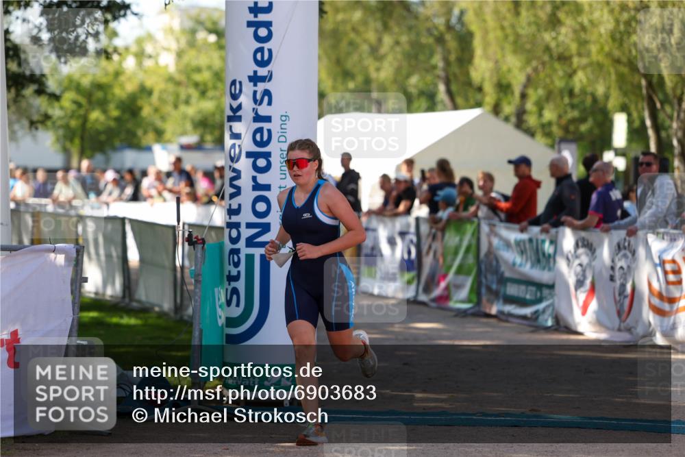 01.09.2024 - 17. Tribühne Triathlon Michael Strokosch http://msf.ph/oto/6903683 01.09.2024 11:04:08 Ziel 283 meine-sportfotos.de