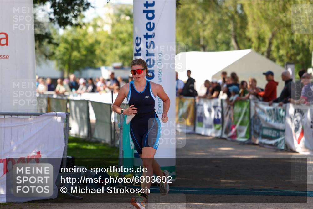 01.09.2024 - 17. Tribühne Triathlon Michael Strokosch http://msf.ph/oto/6903692 01.09.2024 11:04:08 Ziel 283 meine-sportfotos.de
