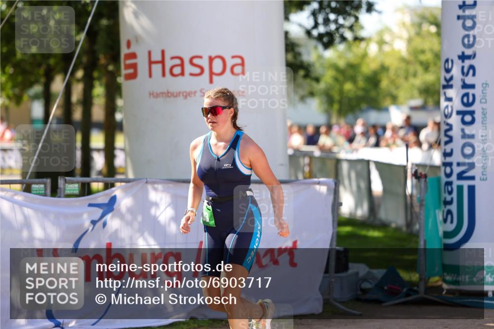 01.09.2024 - 17. Tribühne Triathlon Michael Strokosch http://msf.ph/oto/6903717 01.09.2024 11:04:09 Ziel 283 meine-sportfotos.de