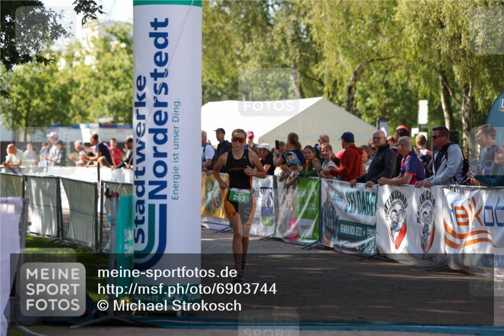 01.09.2024 - 17. Tribühne Triathlon Michael Strokosch http://msf.ph/oto/6903744 01.09.2024 11:04:29 Ziel 263 meine-sportfotos.de