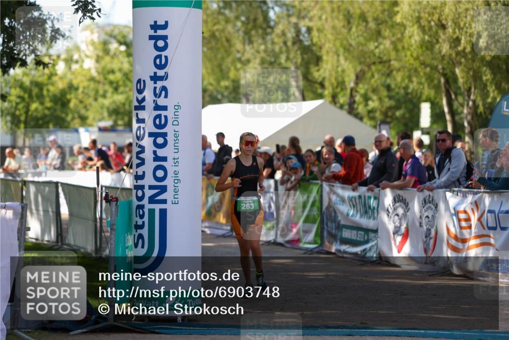 01.09.2024 - 17. Tribühne Triathlon Michael Strokosch http://msf.ph/oto/6903748 01.09.2024 11:04:29 Ziel 263 meine-sportfotos.de