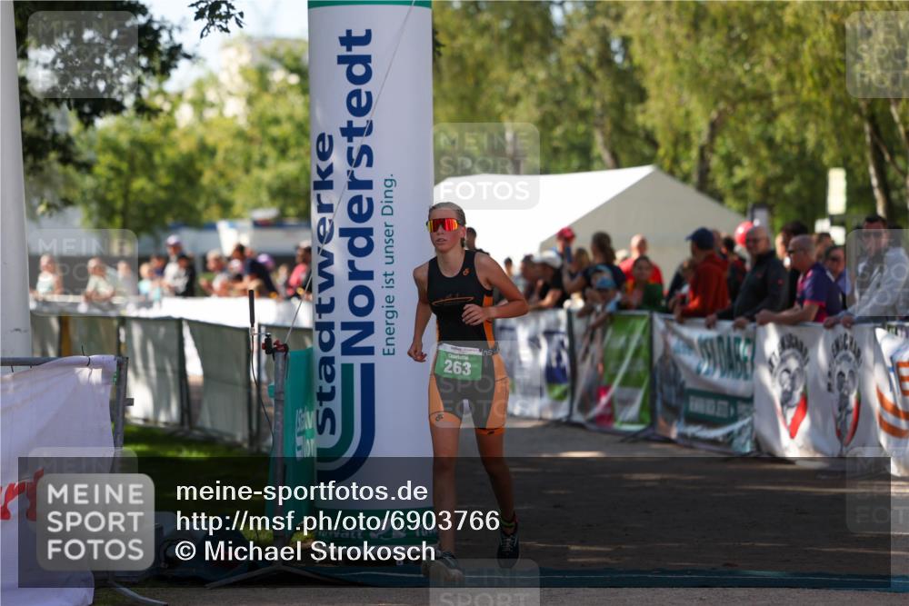 01.09.2024 - 17. Tribühne Triathlon Michael Strokosch http://msf.ph/oto/6903766 01.09.2024 11:04:30 Ziel 263 meine-sportfotos.de