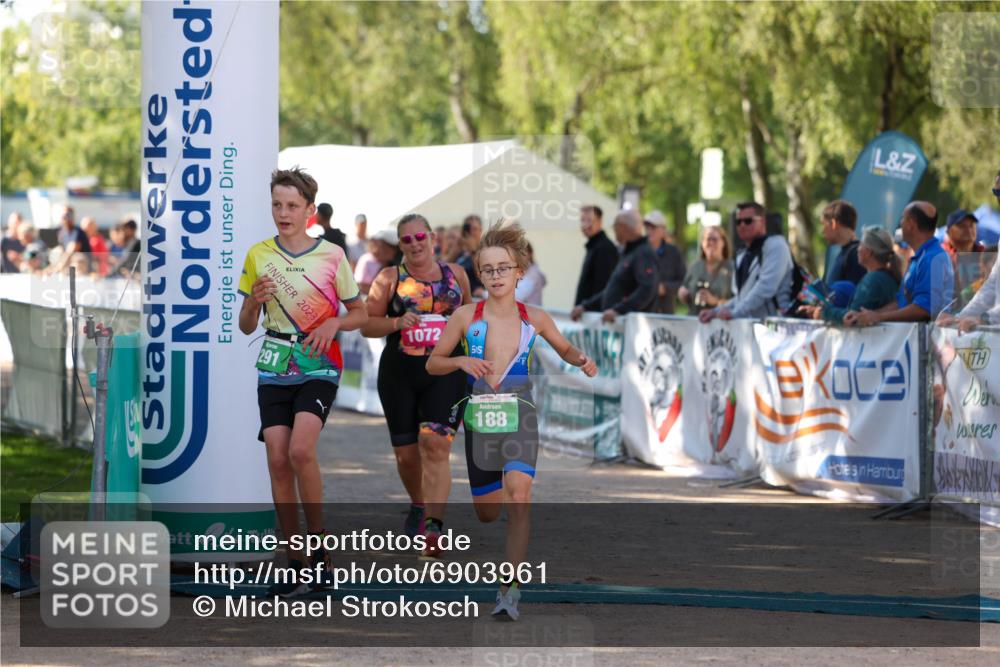 01.09.2024 - 17. Tribühne Triathlon Michael Strokosch http://msf.ph/oto/6903961 01.09.2024 11:04:41 Ziel 188, 242, 280, 291, 305, 1072 meine-sportfotos.de