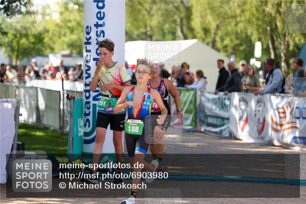 01.09.2024 - 17. Tribühne Triathlon Michael Strokosch http://msf.ph/oto/6903980 01.09.2024 11:04:42 Ziel 188, 242, 280, 291, 305, 1072 meine-sportfotos.de