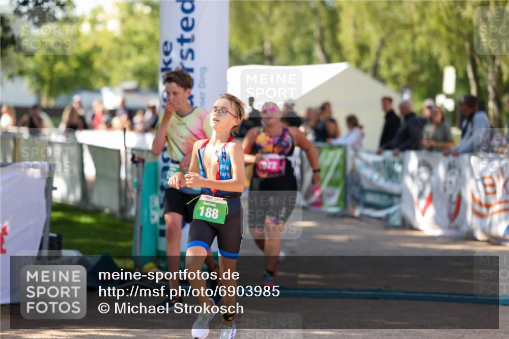 01.09.2024 - 17. Tribühne Triathlon Michael Strokosch http://msf.ph/oto/6903985 01.09.2024 11:04:42 Ziel 188, 242, 280, 291, 305, 1072 meine-sportfotos.de
