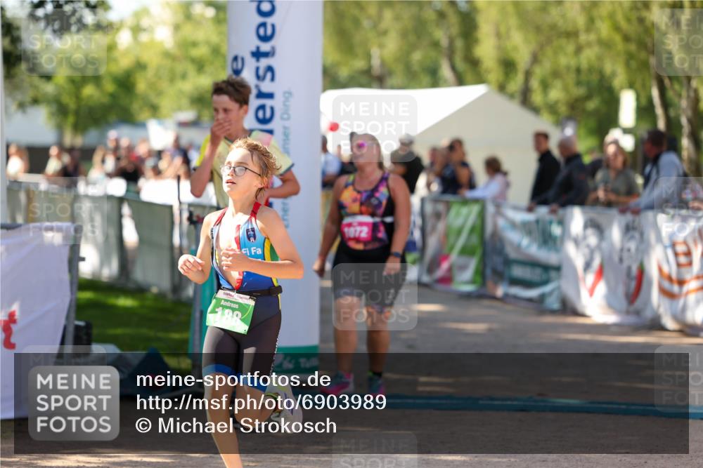01.09.2024 - 17. Tribühne Triathlon Michael Strokosch http://msf.ph/oto/6903989 01.09.2024 11:04:42 Ziel 188, 242, 280, 291, 305, 1072 meine-sportfotos.de