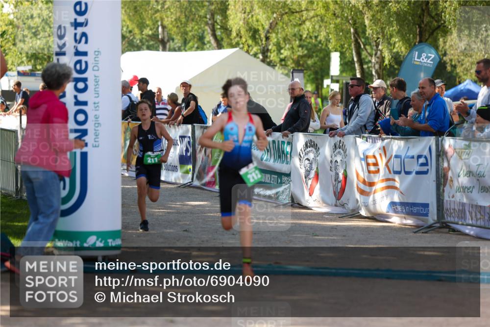 01.09.2024 - 17. Tribühne Triathlon Michael Strokosch http://msf.ph/oto/6904090 01.09.2024 11:04:54 Ziel 211, 212 meine-sportfotos.de