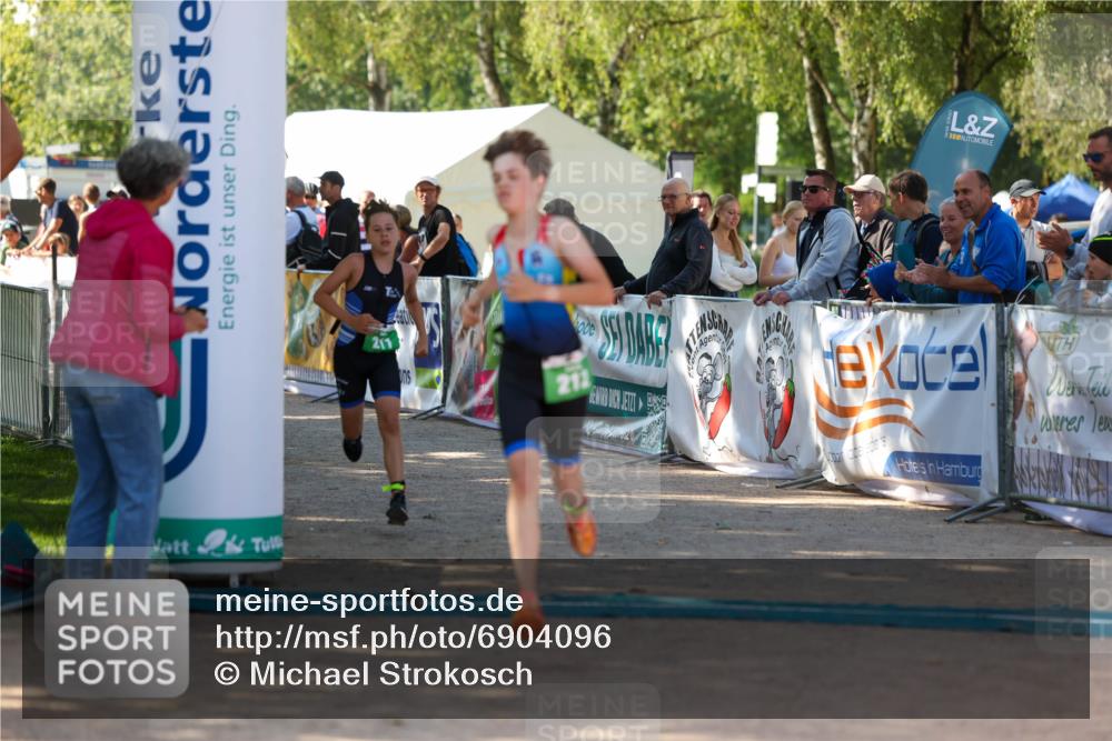 01.09.2024 - 17. Tribühne Triathlon Michael Strokosch http://msf.ph/oto/6904096 01.09.2024 11:04:54 Ziel 211, 212 meine-sportfotos.de