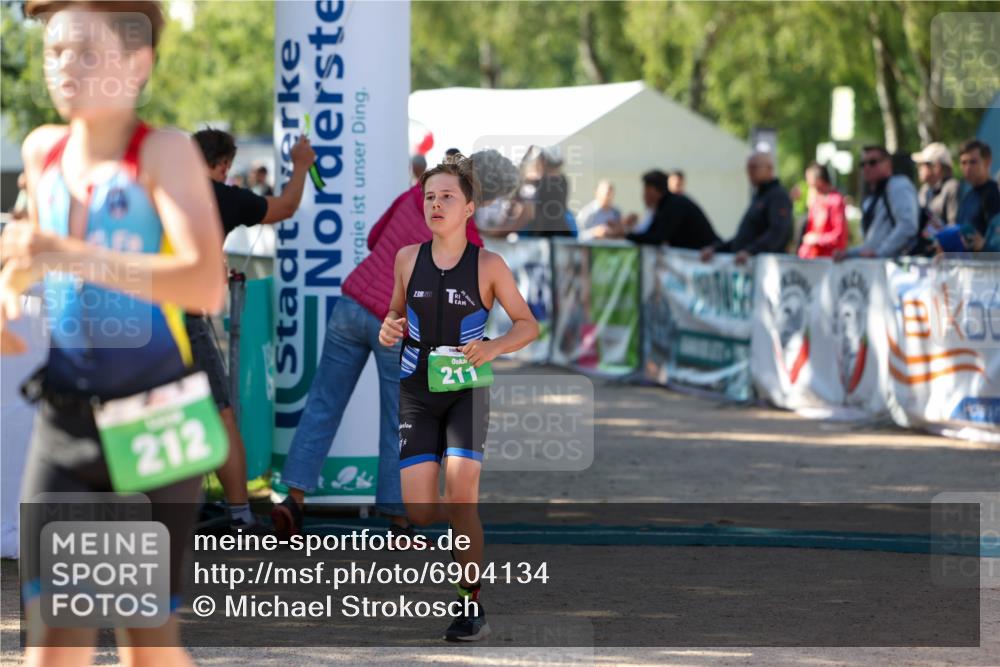 01.09.2024 - 17. Tribühne Triathlon Michael Strokosch http://msf.ph/oto/6904134 01.09.2024 11:04:57 Ziel 211, 212, 252 meine-sportfotos.de