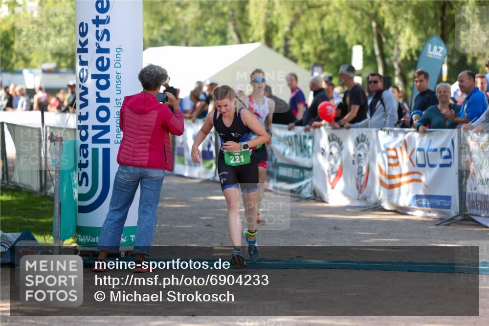01.09.2024 - 17. Tribühne Triathlon Michael Strokosch http://msf.ph/oto/6904233 01.09.2024 11:05:07 Ziel 221, 282, 303 meine-sportfotos.de