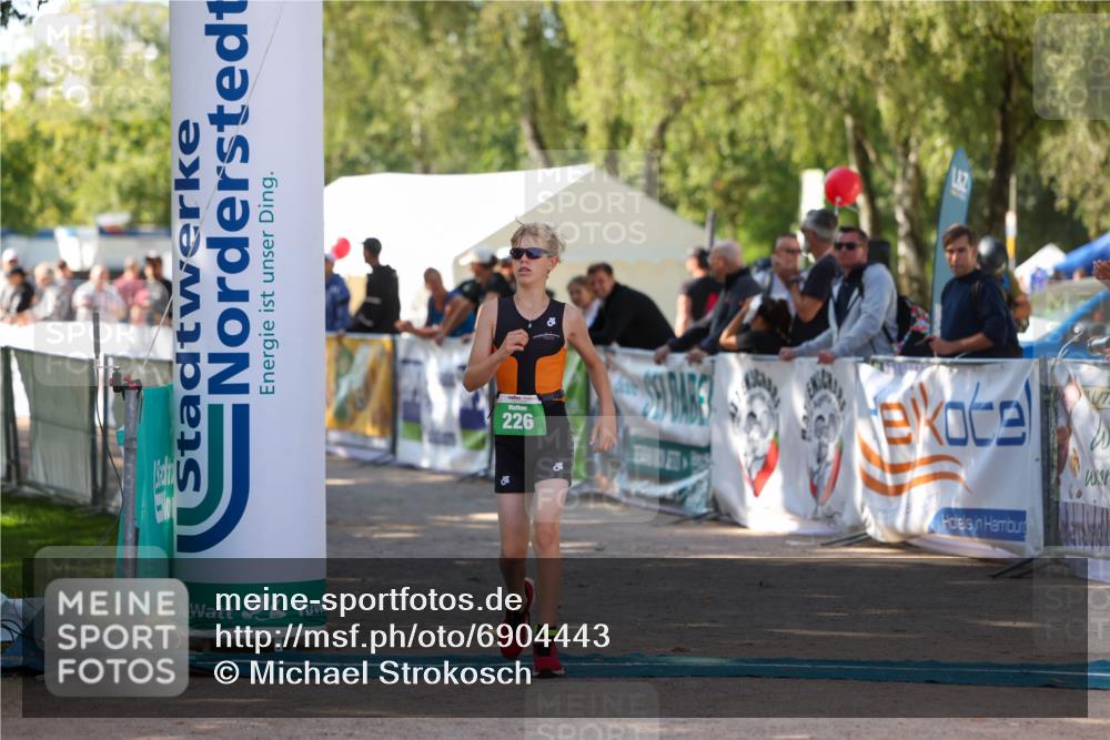 01.09.2024 - 17. Tribühne Triathlon Michael Strokosch http://msf.ph/oto/6904443 01.09.2024 11:05:36 Ziel 151, 226 meine-sportfotos.de