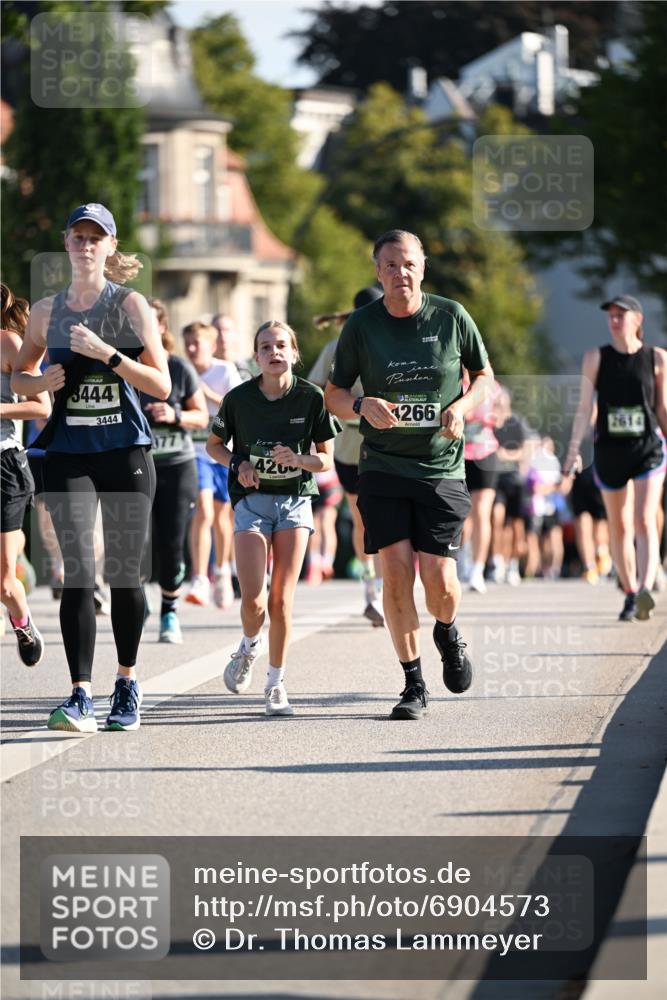 01.09.2024 - BARMER Alsterlauf Dr. Thomas Lammeyer http://msf.ph/oto/6904573 01.09.2024 09:40:32 Laufen 3444, 3444, 4200, 266 meine-sportfotos.de