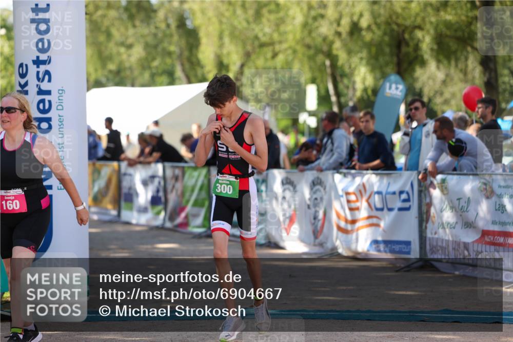 01.09.2024 - 17. Tribühne Triathlon Michael Strokosch http://msf.ph/oto/6904667 01.09.2024 11:05:58 Ziel 160, 298, 300 meine-sportfotos.de