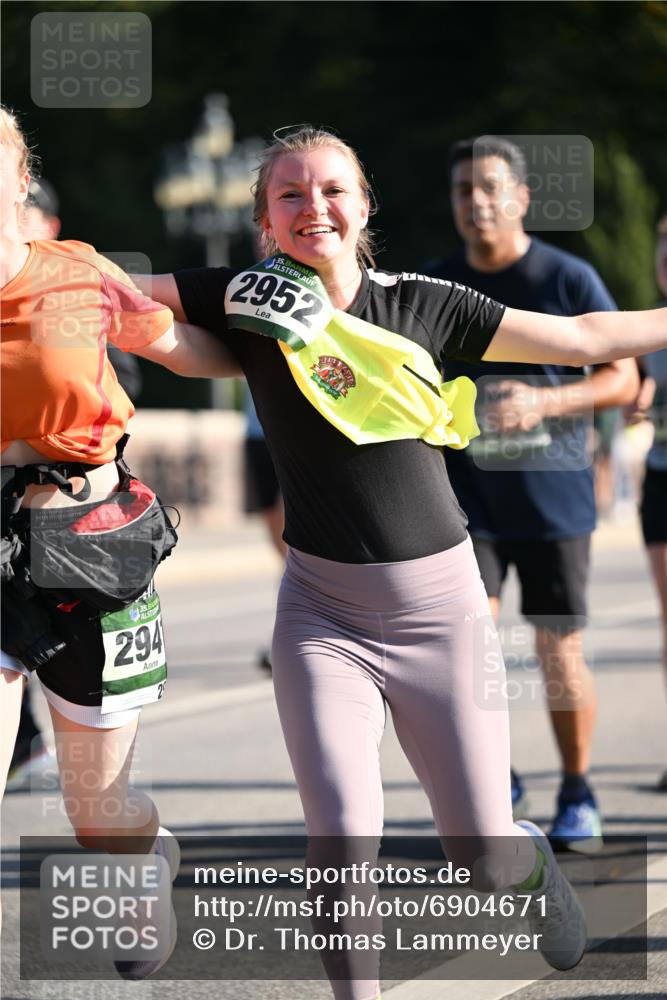 01.09.2024 - BARMER Alsterlauf Dr. Thomas Lammeyer http://msf.ph/oto/6904671 01.09.2024 09:40:36 Laufen 294, 295 meine-sportfotos.de