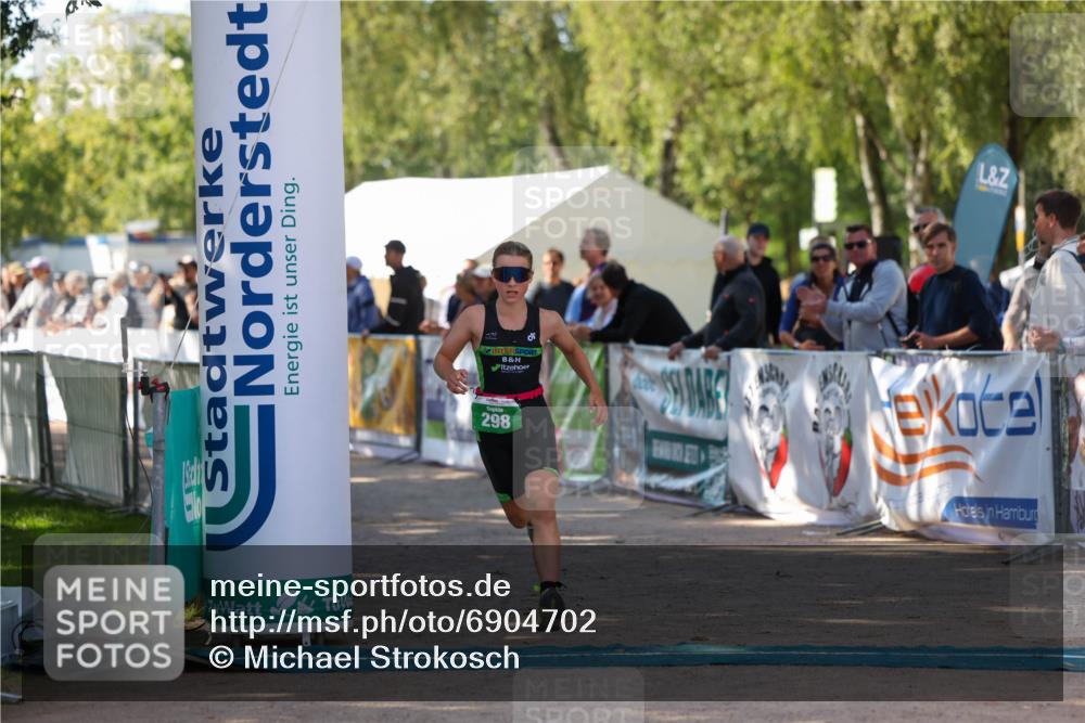 01.09.2024 - 17. Tribühne Triathlon Michael Strokosch http://msf.ph/oto/6904702 01.09.2024 11:06:04 Ziel 298 meine-sportfotos.de