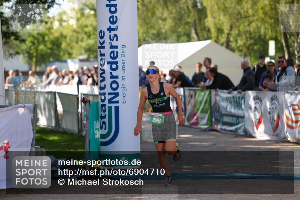 01.09.2024 - 17. Tribühne Triathlon Michael Strokosch http://msf.ph/oto/6904710 01.09.2024 11:06:05 Ziel 289, 298 meine-sportfotos.de