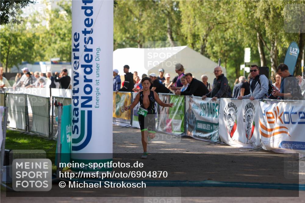01.09.2024 - 17. Tribühne Triathlon Michael Strokosch http://msf.ph/oto/6904870 01.09.2024 11:06:20 Ziel 239 meine-sportfotos.de
