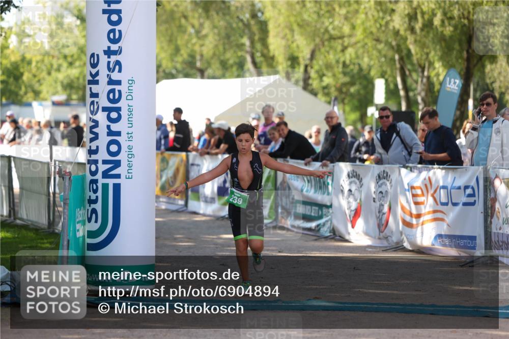 01.09.2024 - 17. Tribühne Triathlon Michael Strokosch http://msf.ph/oto/6904894 01.09.2024 11:06:21 Ziel 239 meine-sportfotos.de