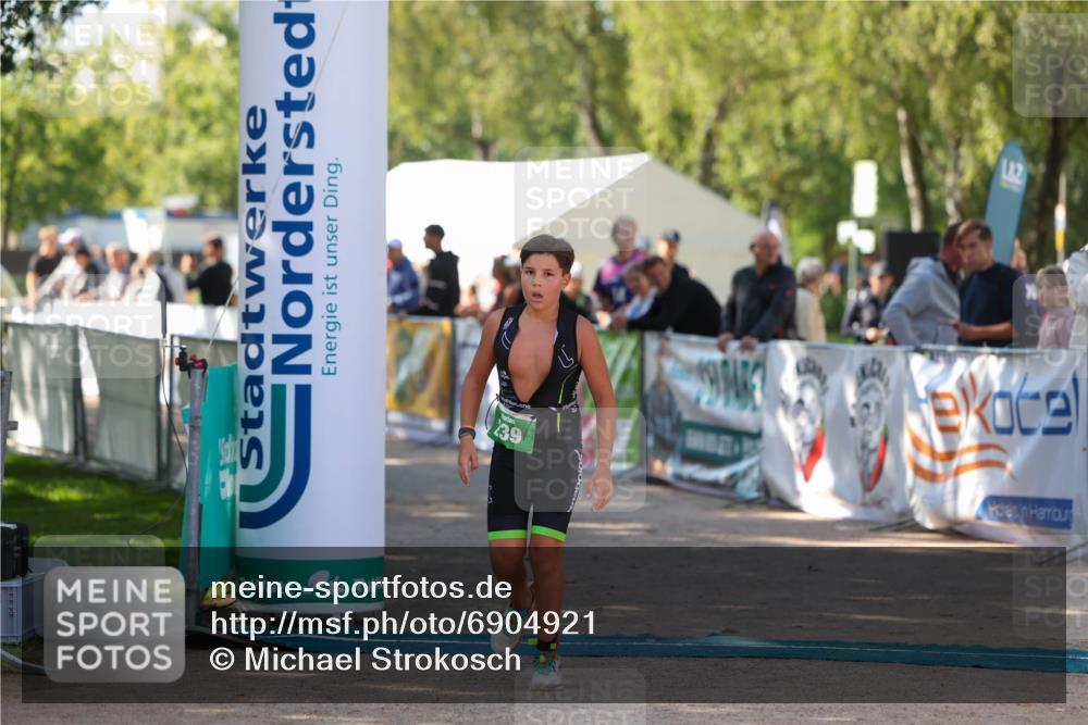 01.09.2024 - 17. Tribühne Triathlon Michael Strokosch http://msf.ph/oto/6904921 01.09.2024 11:06:22 Ziel 239 meine-sportfotos.de