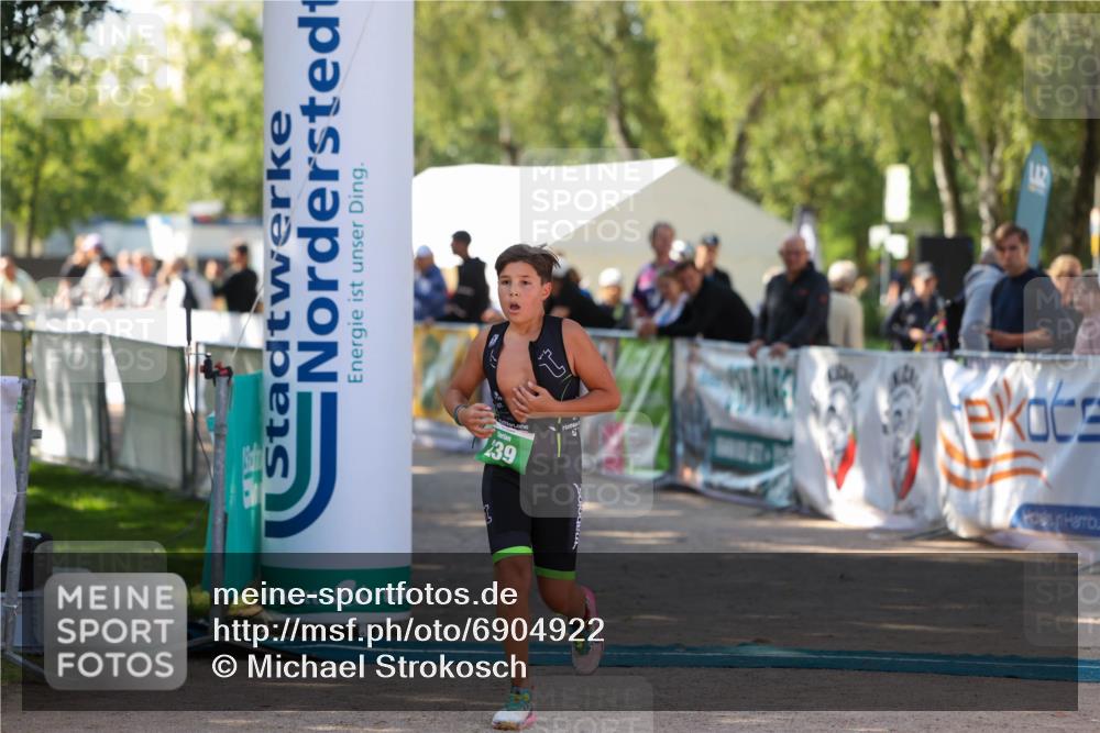 01.09.2024 - 17. Tribühne Triathlon Michael Strokosch http://msf.ph/oto/6904922 01.09.2024 11:06:22 Ziel 239 meine-sportfotos.de