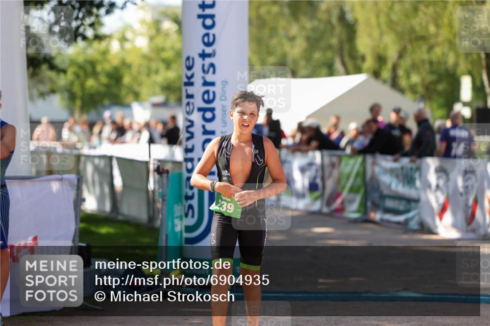 01.09.2024 - 17. Tribühne Triathlon Michael Strokosch http://msf.ph/oto/6904935 01.09.2024 11:06:24 Ziel 239 meine-sportfotos.de