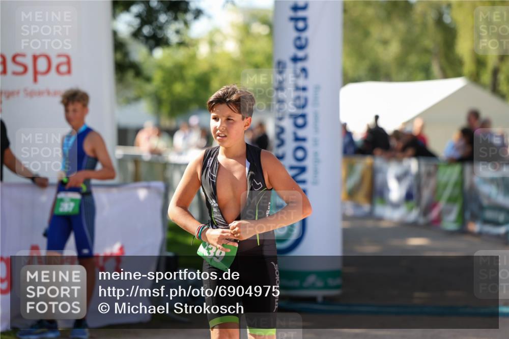 01.09.2024 - 17. Tribühne Triathlon Michael Strokosch http://msf.ph/oto/6904975 01.09.2024 11:06:26 Ziel 239 meine-sportfotos.de
