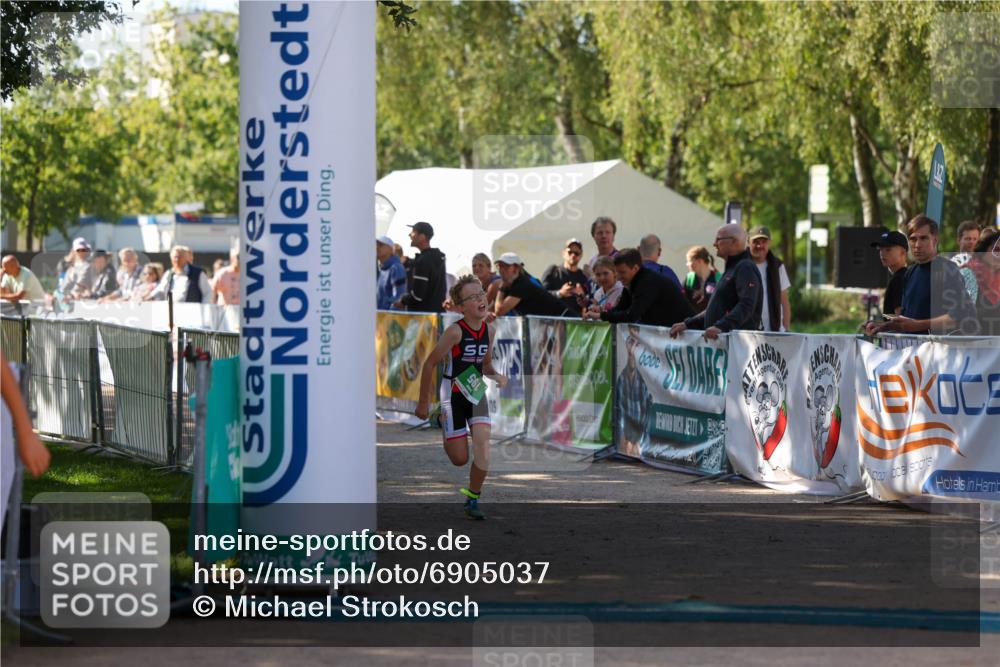 01.09.2024 - 17. Tribühne Triathlon Michael Strokosch http://msf.ph/oto/6905037 01.09.2024 11:06:38 Ziel 195, 224 meine-sportfotos.de