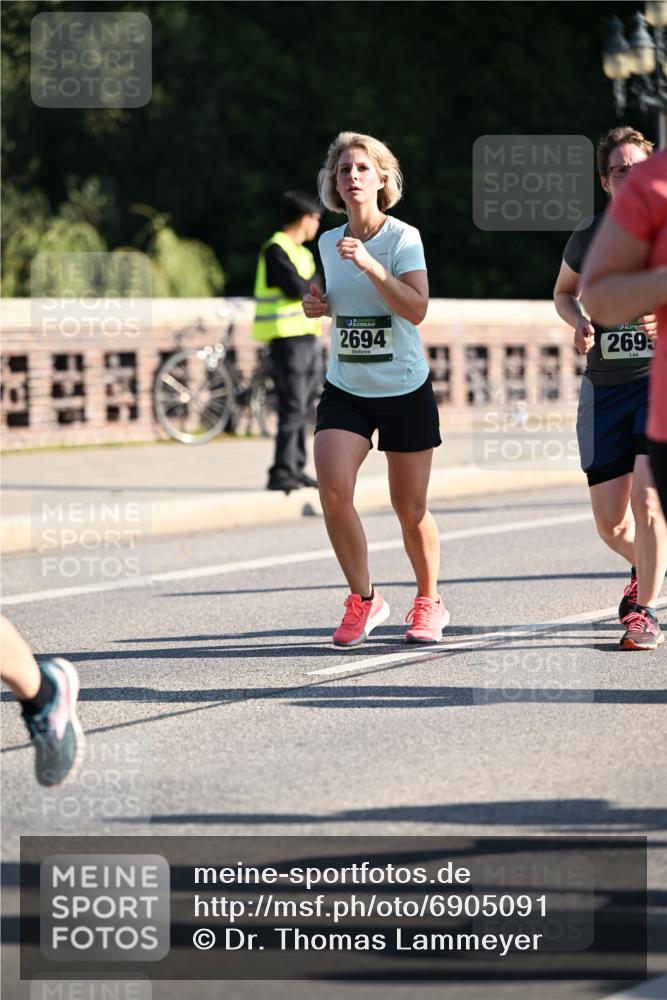 01.09.2024 - BARMER Alsterlauf Dr. Thomas Lammeyer http://msf.ph/oto/6905091 01.09.2024 09:40:58 Laufen 2694, 2695 meine-sportfotos.de