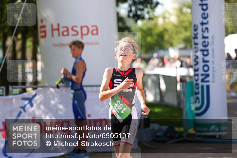 01.09.2024 - 17. Tribühne Triathlon Michael Strokosch http://msf.ph/oto/6905107 01.09.2024 11:06:41 Ziel 195 meine-sportfotos.de