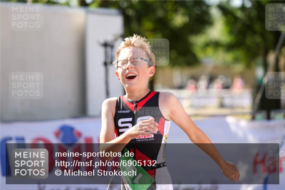 01.09.2024 - 17. Tribühne Triathlon Michael Strokosch http://msf.ph/oto/6905132 01.09.2024 11:06:43 Ziel 195 meine-sportfotos.de