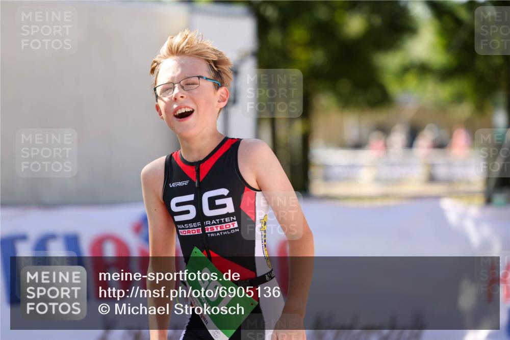01.09.2024 - 17. Tribühne Triathlon Michael Strokosch http://msf.ph/oto/6905136 01.09.2024 11:06:43 Ziel 195 meine-sportfotos.de