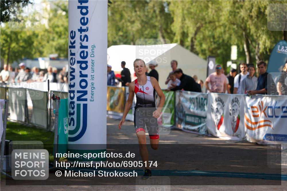 01.09.2024 - 17. Tribühne Triathlon Michael Strokosch http://msf.ph/oto/6905174 01.09.2024 11:06:59 Ziel 192 meine-sportfotos.de