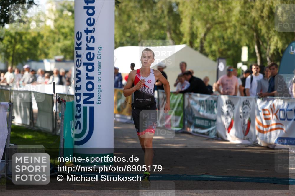 01.09.2024 - 17. Tribühne Triathlon Michael Strokosch http://msf.ph/oto/6905179 01.09.2024 11:07:00 Ziel 192 meine-sportfotos.de