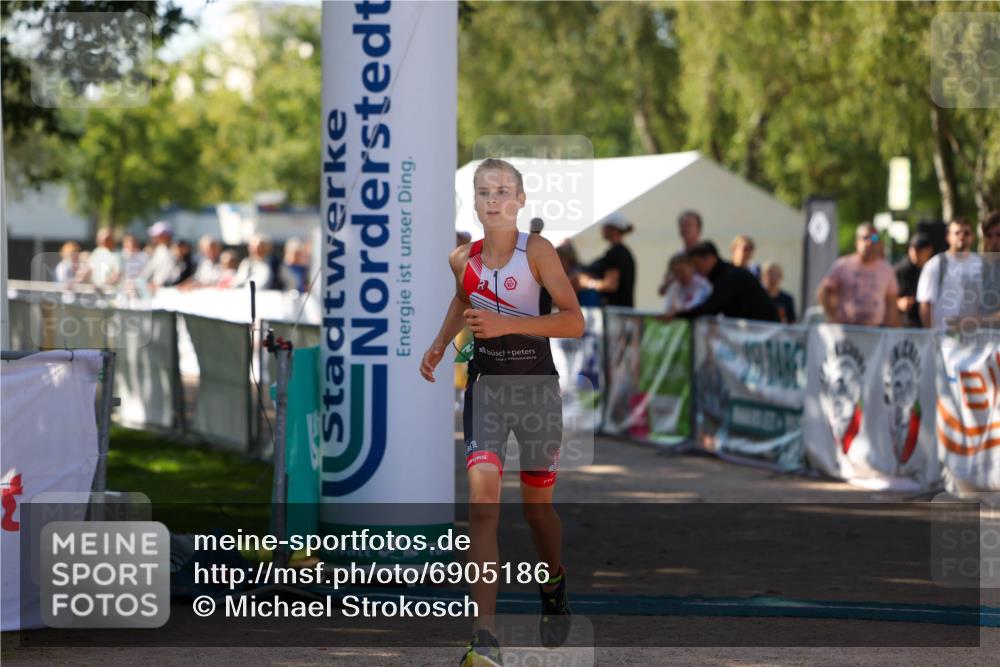 01.09.2024 - 17. Tribühne Triathlon Michael Strokosch http://msf.ph/oto/6905186 01.09.2024 11:07:00 Ziel 192 meine-sportfotos.de