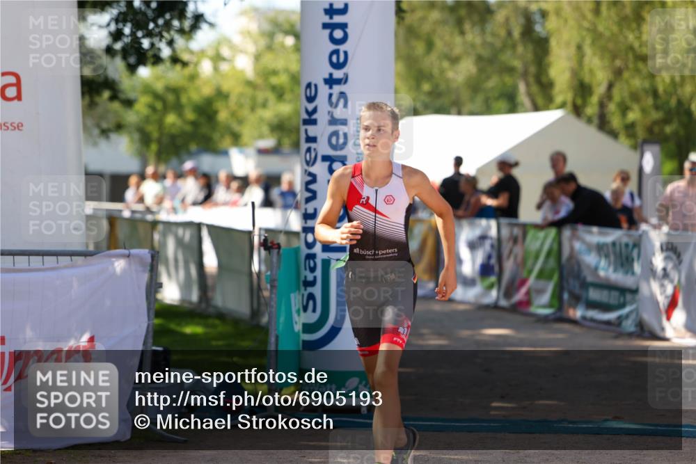 01.09.2024 - 17. Tribühne Triathlon Michael Strokosch http://msf.ph/oto/6905193 01.09.2024 11:07:00 Ziel 192 meine-sportfotos.de