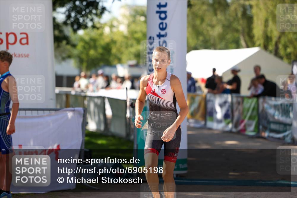 01.09.2024 - 17. Tribühne Triathlon Michael Strokosch http://msf.ph/oto/6905198 01.09.2024 11:07:01 Ziel 192 meine-sportfotos.de