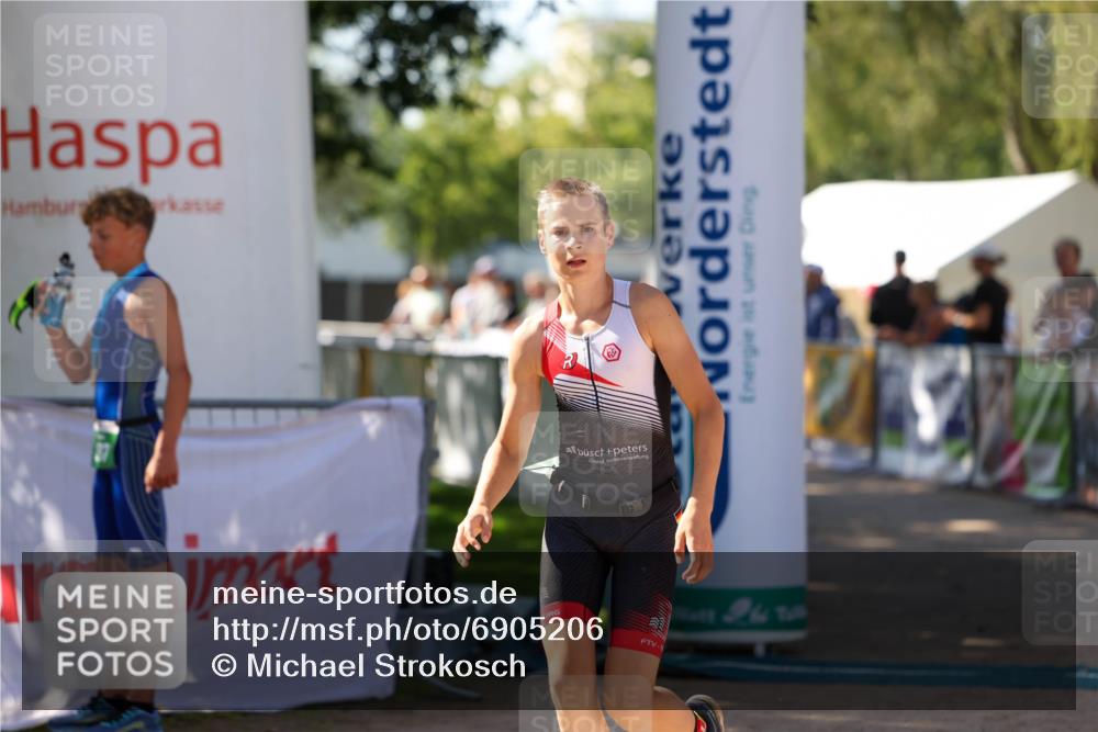 01.09.2024 - 17. Tribühne Triathlon Michael Strokosch http://msf.ph/oto/6905206 01.09.2024 11:07:01 Ziel 192 meine-sportfotos.de