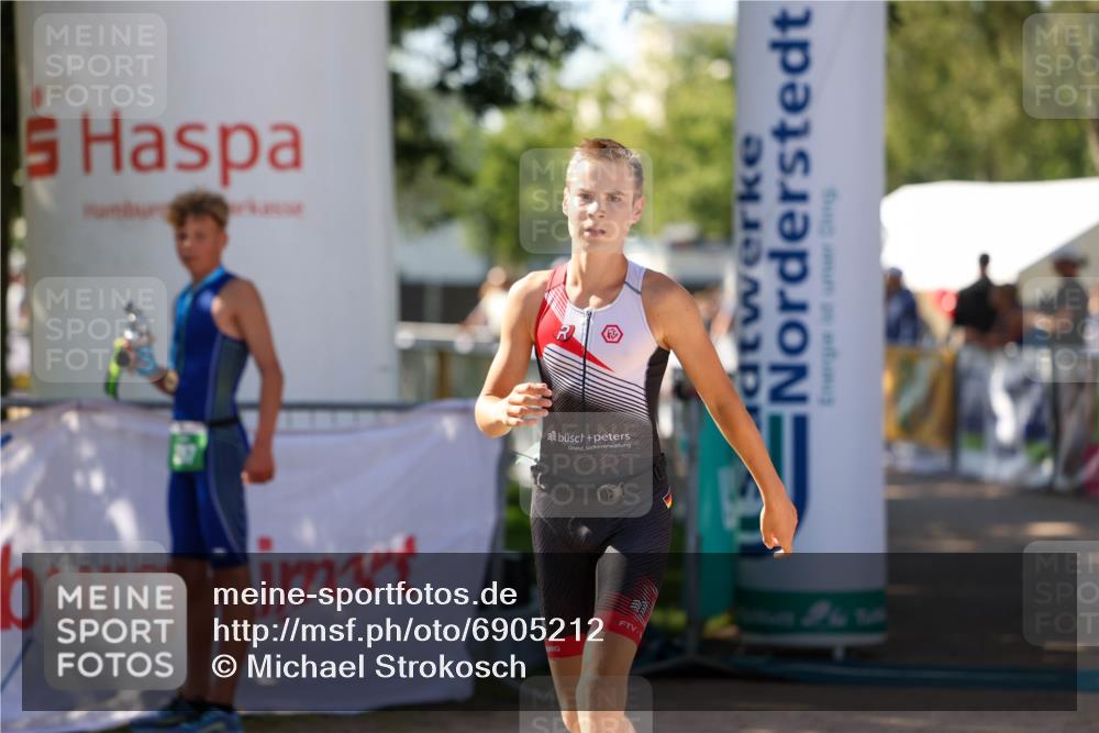 01.09.2024 - 17. Tribühne Triathlon Michael Strokosch http://msf.ph/oto/6905212 01.09.2024 11:07:01 Ziel 192 meine-sportfotos.de