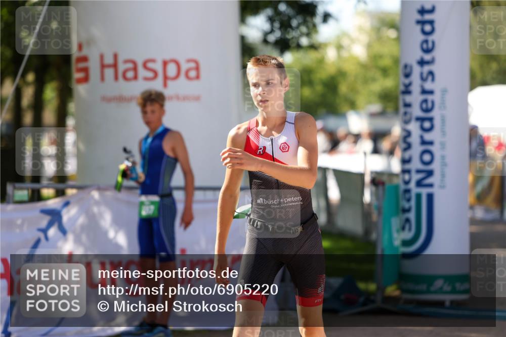 01.09.2024 - 17. Tribühne Triathlon Michael Strokosch http://msf.ph/oto/6905220 01.09.2024 11:07:02 Ziel 192 meine-sportfotos.de