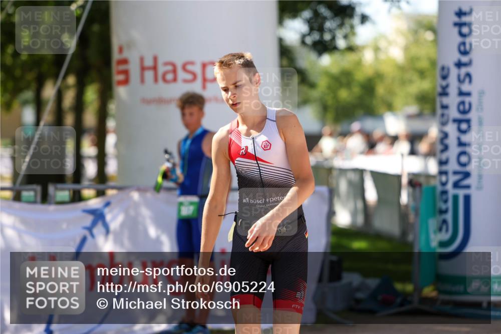 01.09.2024 - 17. Tribühne Triathlon Michael Strokosch http://msf.ph/oto/6905224 01.09.2024 11:07:02 Ziel 192 meine-sportfotos.de