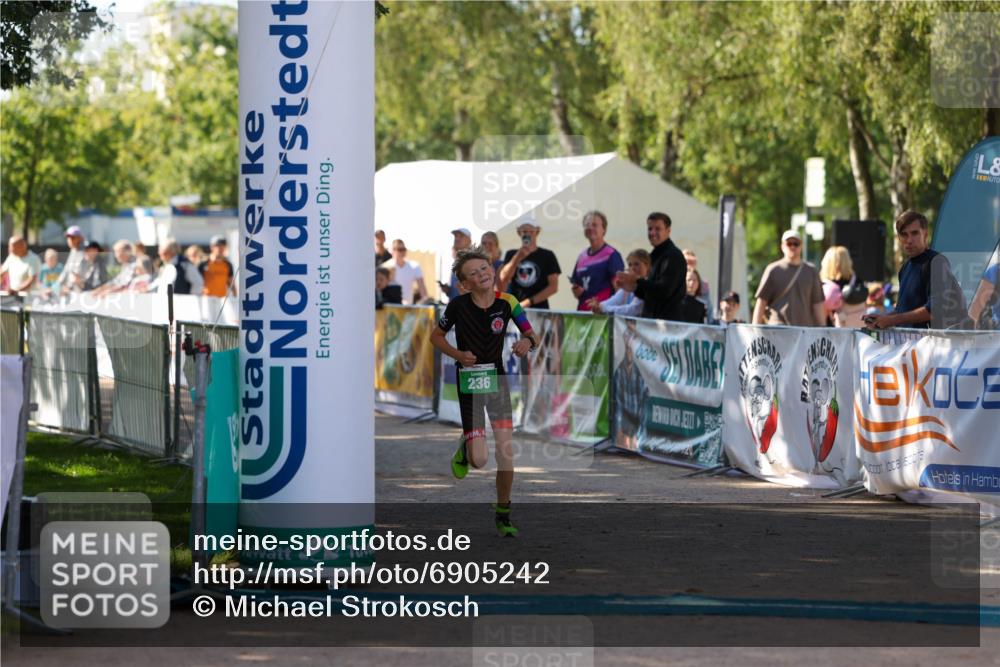 01.09.2024 - 17. Tribühne Triathlon Michael Strokosch http://msf.ph/oto/6905242 01.09.2024 11:07:21 Ziel 236 meine-sportfotos.de