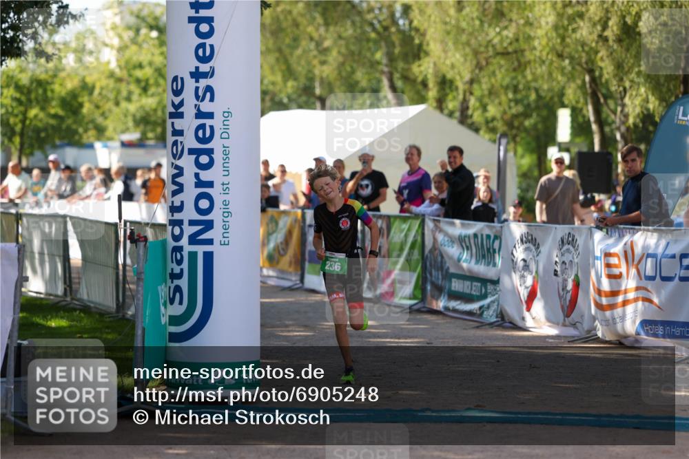 01.09.2024 - 17. Tribühne Triathlon Michael Strokosch http://msf.ph/oto/6905248 01.09.2024 11:07:21 Ziel 236 meine-sportfotos.de